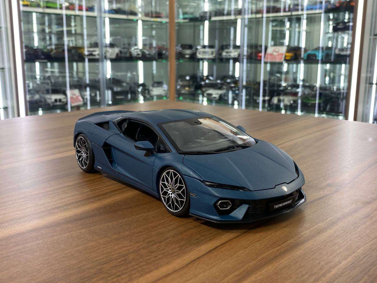 1/18 Metal Diecast Bburago Lamborghini Temerario Matt Blue - Full Opening