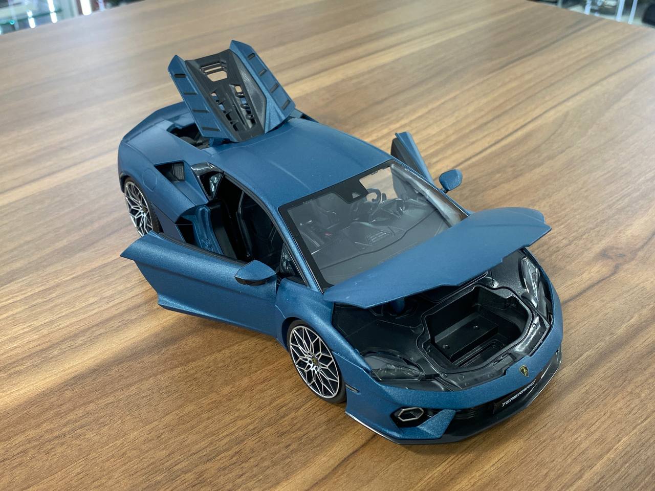 1/18 Metal Diecast Bburago Lamborghini Temerario Matt Blue - Full Opening