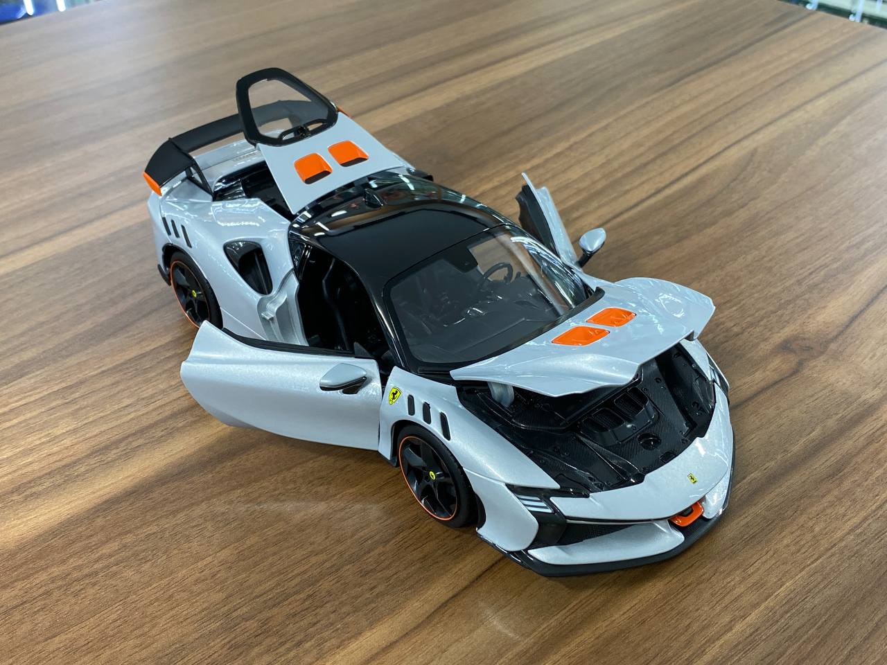 1/18 Metal Diecast Bburago Ferrari SF90 XX Stradale in Silver- Full Opening