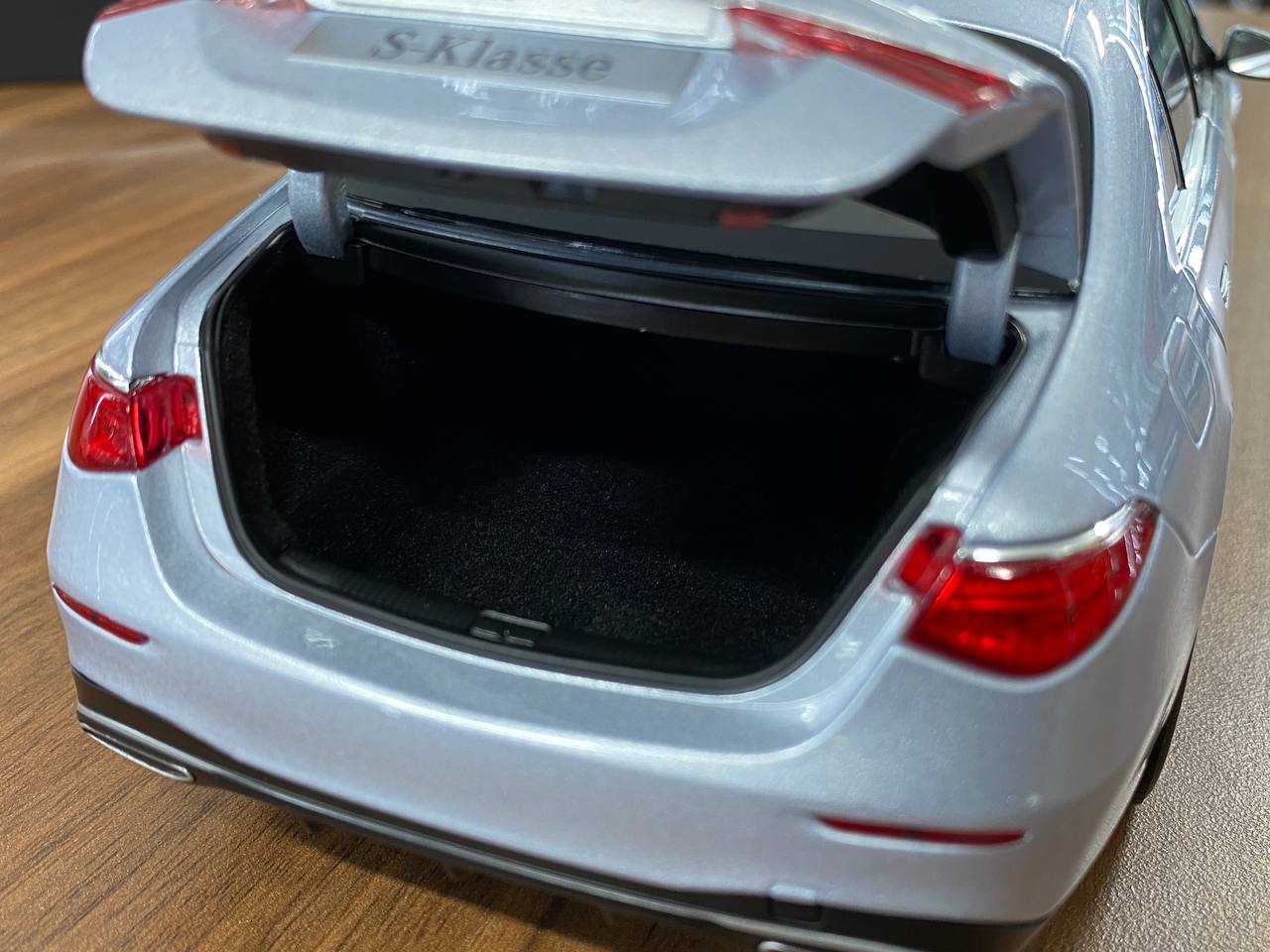 1/18 Diecast Norev (Dealer Edition) Mercedes-Benz S-Class V223 (2020) High-tech Silver