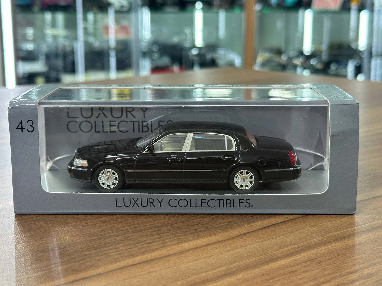 Lincoln Town Car 2011 – 1/43 Diecast Model (Luxury Collectibles)