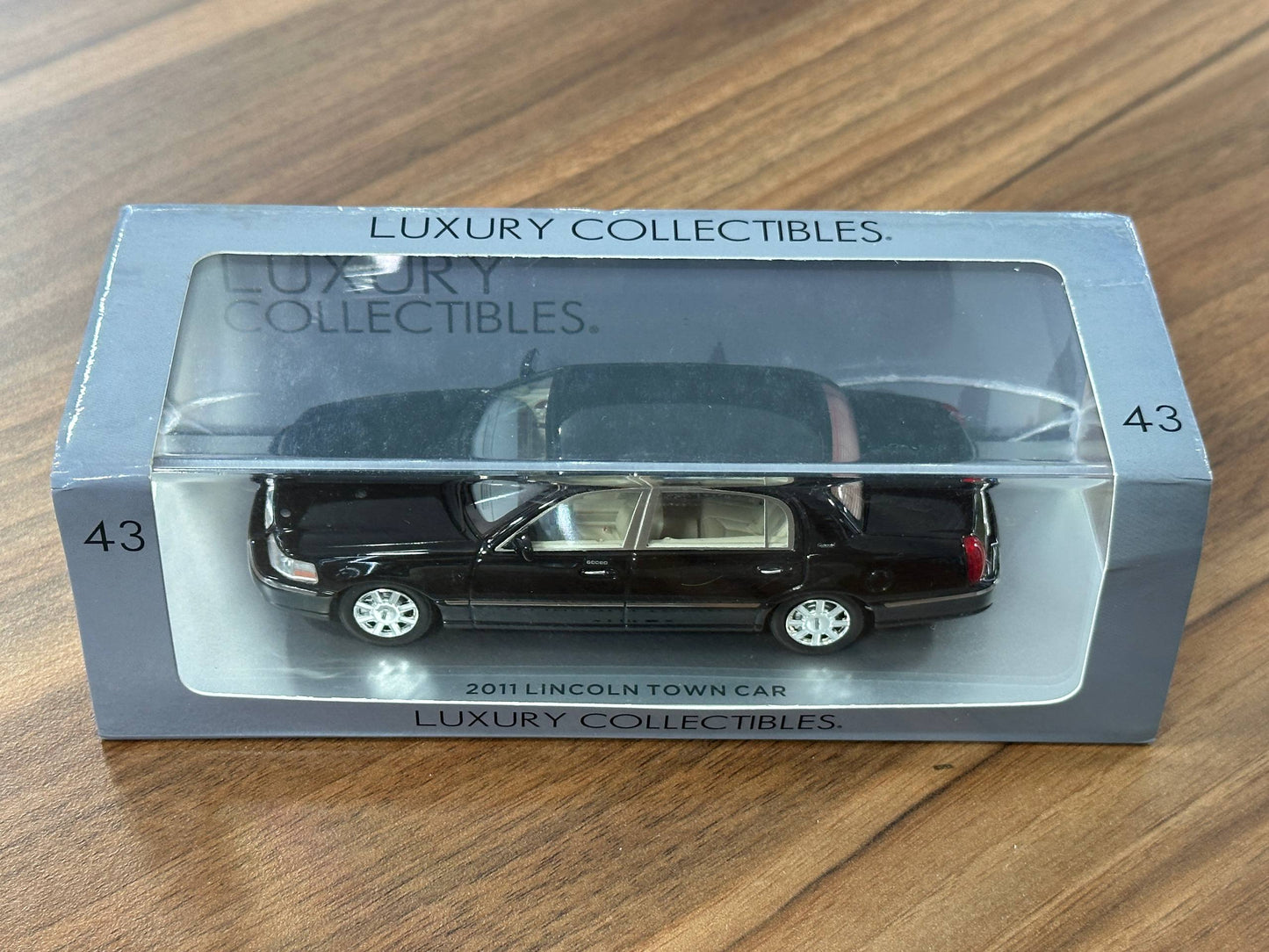 Lincoln Town Car 2011 – 1/43 Diecast Model (Luxury Collectibles)