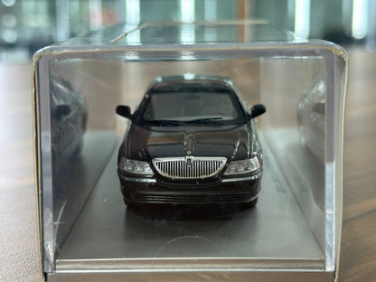 Lincoln Town Car 2011 – 1/43 Diecast Model (Luxury Collectibles)