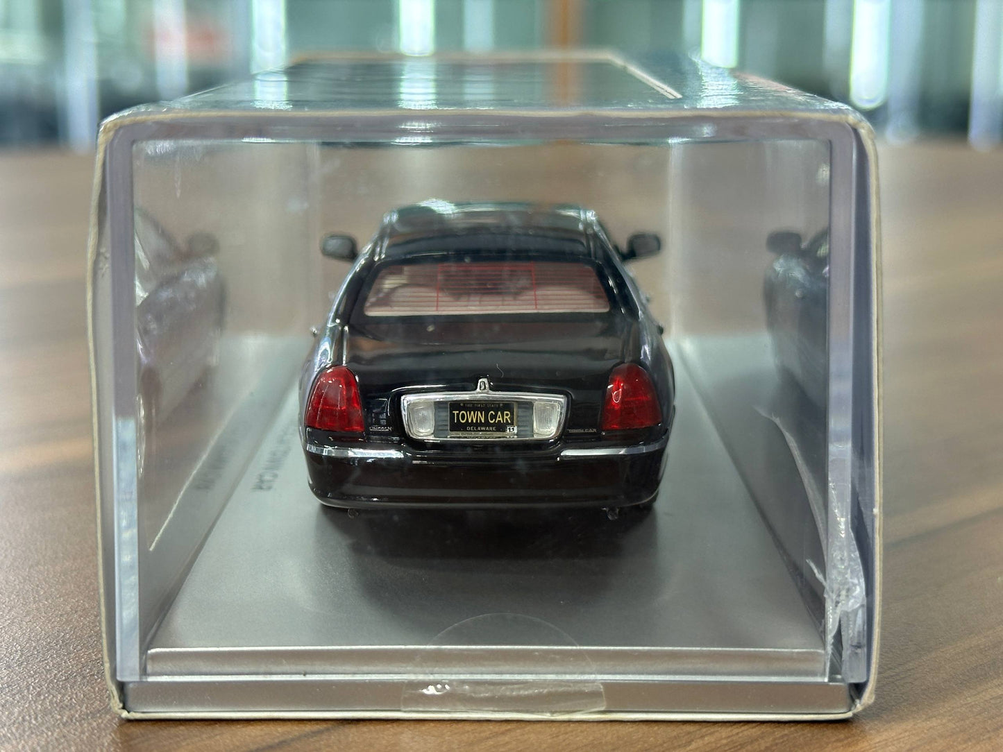 Lincoln Town Car 2011 – 1/43 Diecast Model (Luxury Collectibles)