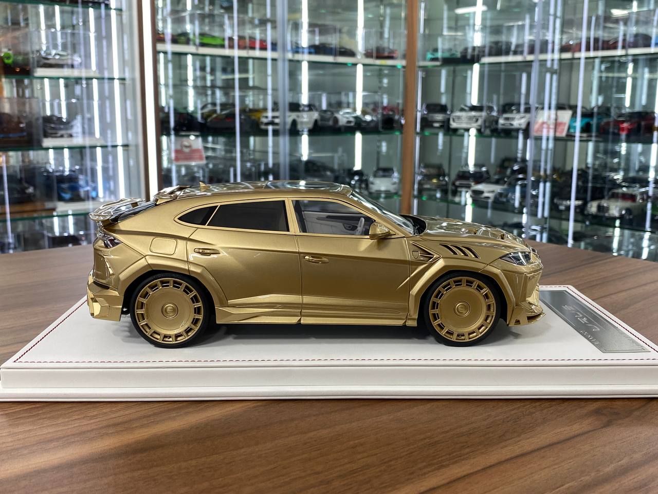 1/18 Resin– Lamborghini URUS Mansory | Davis & Giovanni | Gold Metallic | Limited 01 of 01