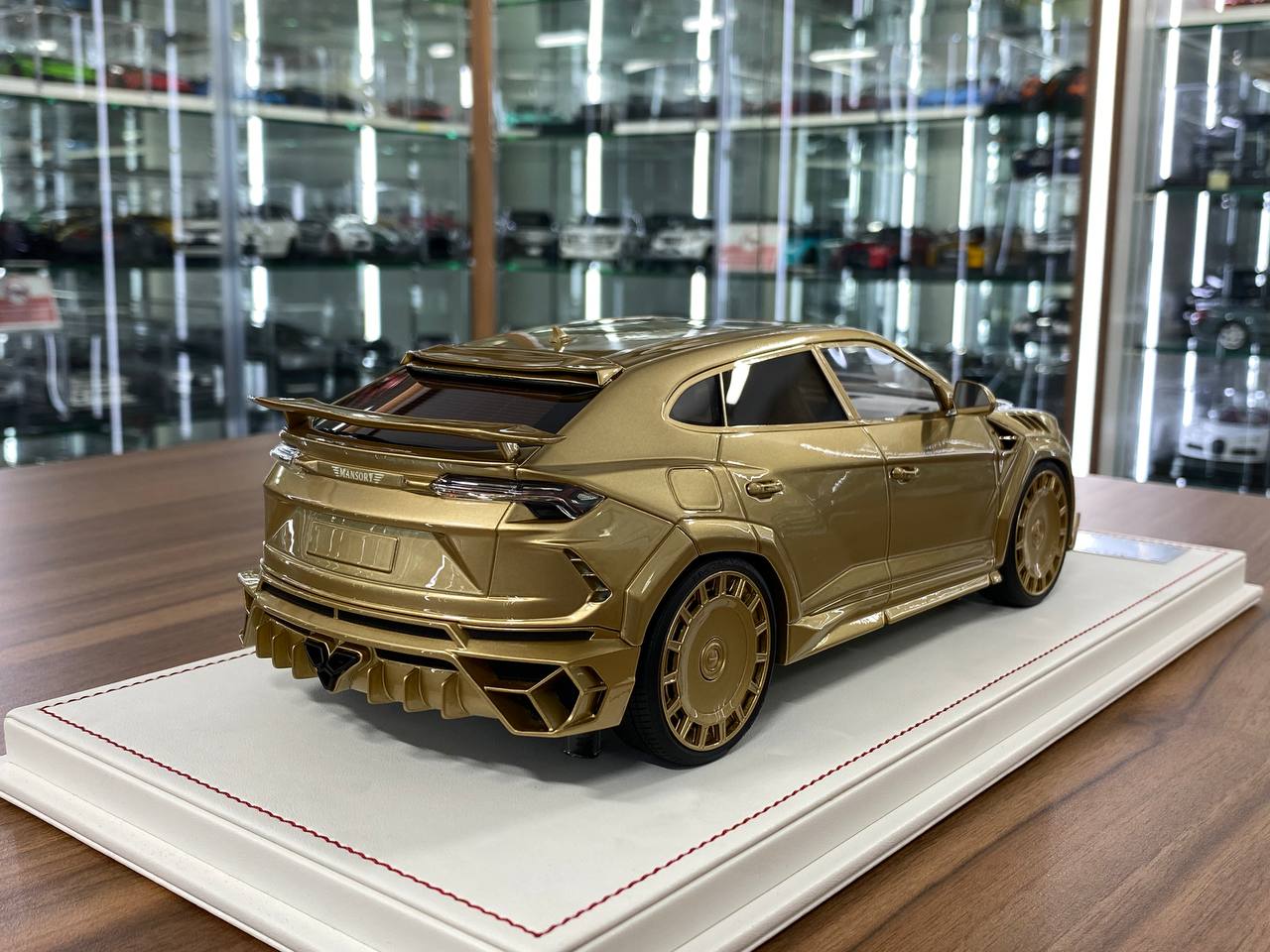 1/18 Resin– Lamborghini URUS Mansory | Davis & Giovanni | Gold Metallic | Limited 01 of 01