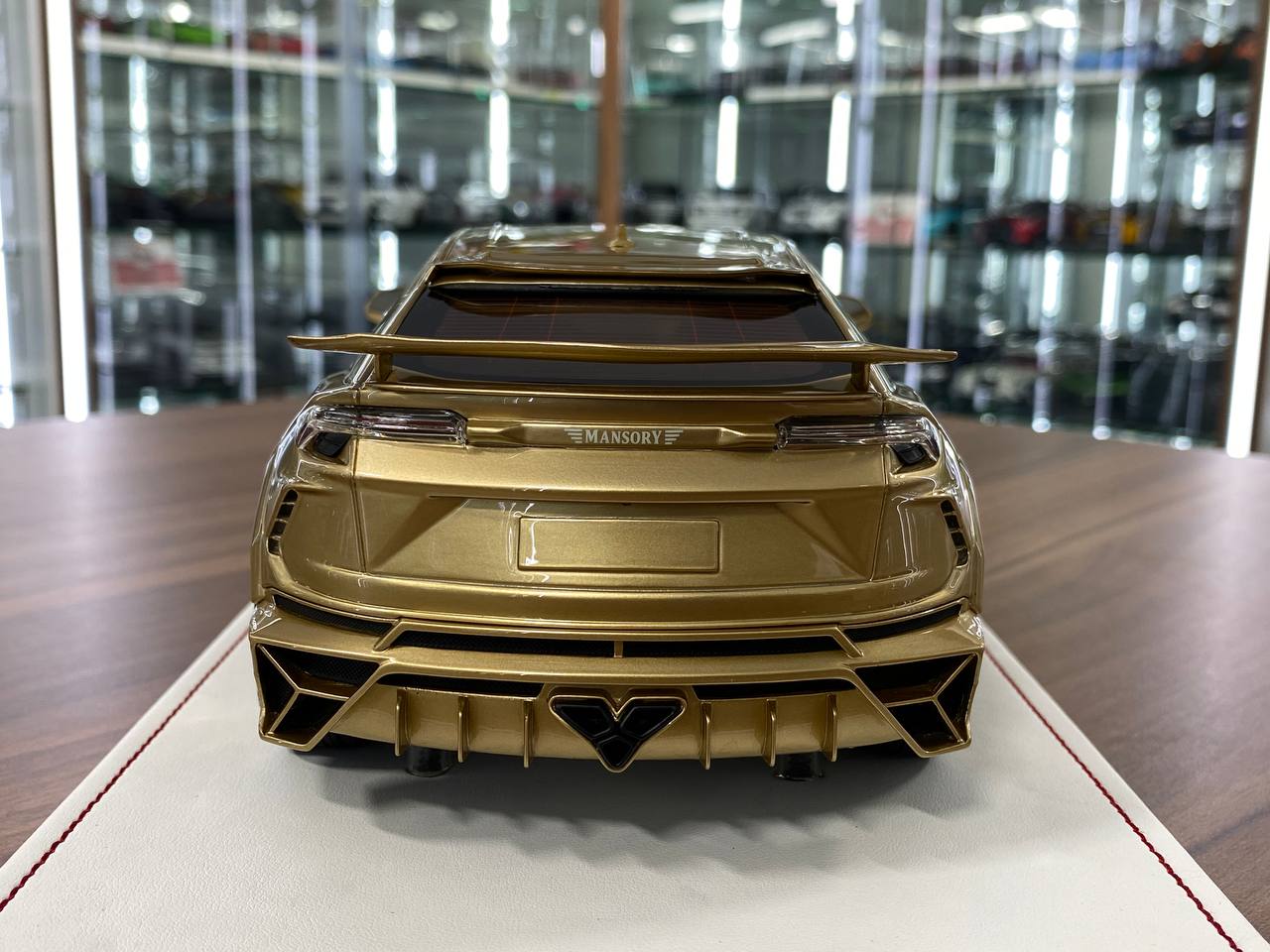 1/18 Resin– Lamborghini URUS Mansory | Davis & Giovanni | Gold Metallic | Limited 01 of 01
