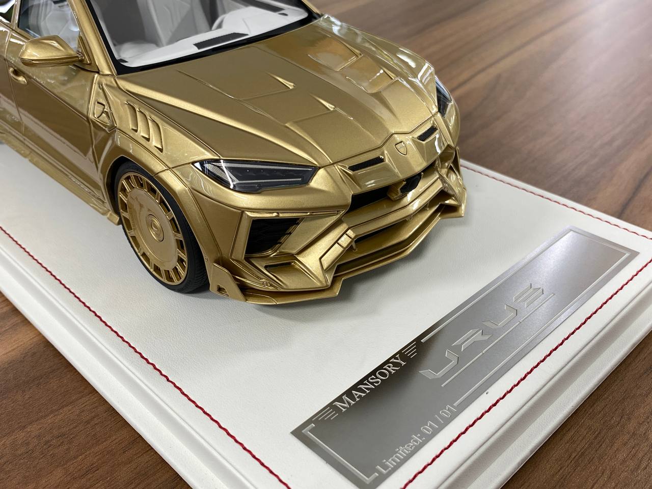 1/18 Resin– Lamborghini URUS Mansory | Davis & Giovanni | Gold Metallic | Limited 01 of 01