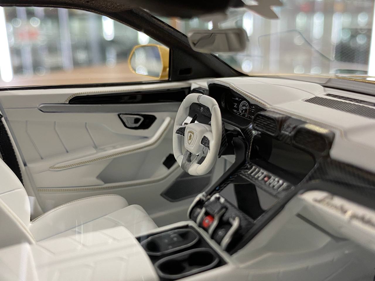 1/18 Resin– Lamborghini URUS Mansory | Davis & Giovanni | Gold Metallic | Limited 01 of 01