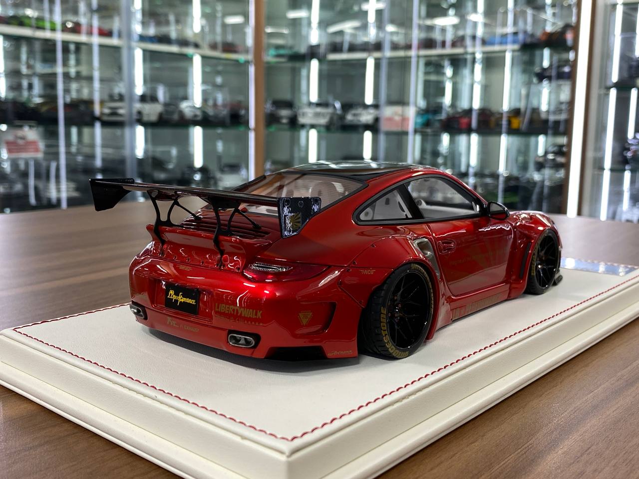 1/18 Resin – Porsche 997 Turbo | Davis & Giovanni | Candy Red / Black Glossy Carbon | Limited 1 of 1