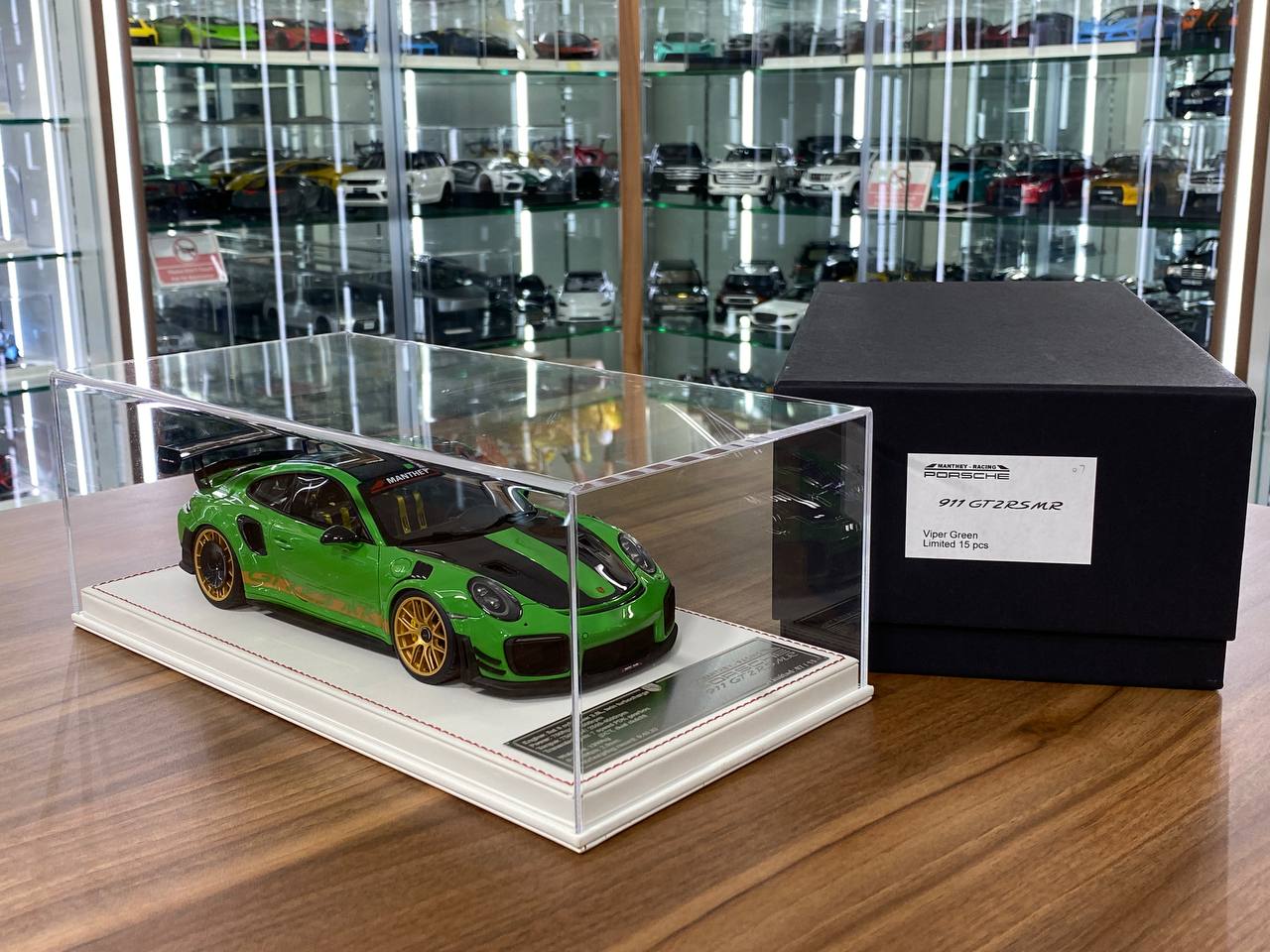 1/18 Resin  – Porsche 911 GT2 RS MR | Davis & Giovanni  | Viper Green | Limited 15