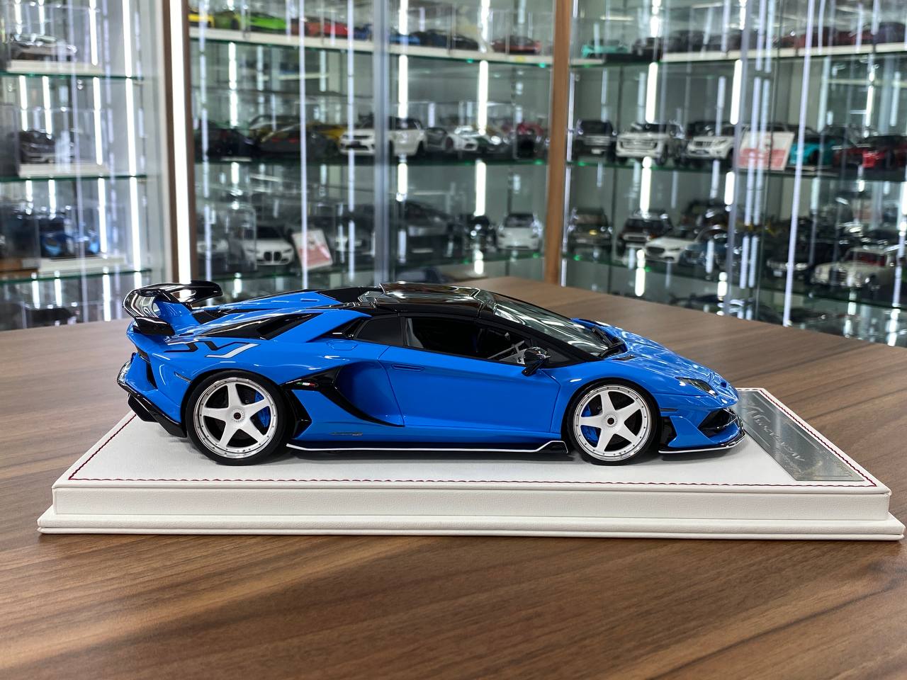1/18 Resin Davis & Giovanni Lamborghini AVENTADOR SVJ #63 Blue with black roof & white rim Limited- 06 pcs