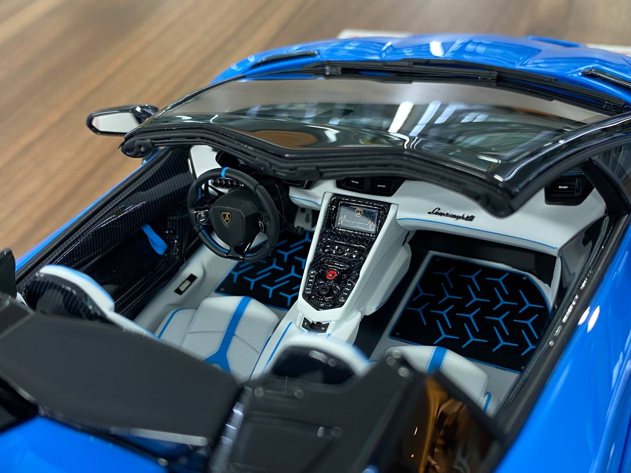 1/18 Resin Davis & Giovanni Lamborghini AVENTADOR SVJ #63 Blue with black roof & white rim Limited- 06 pcs