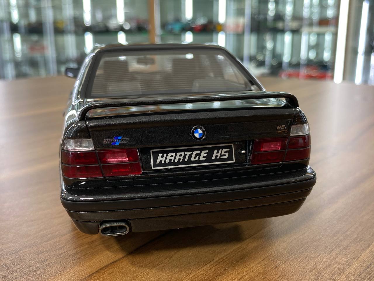 OttO Mobile BMW Hartge H5 V12 Sedan 1989 – Black – 1:18 Resin Model (Not Opening, Limited 999 pcs)