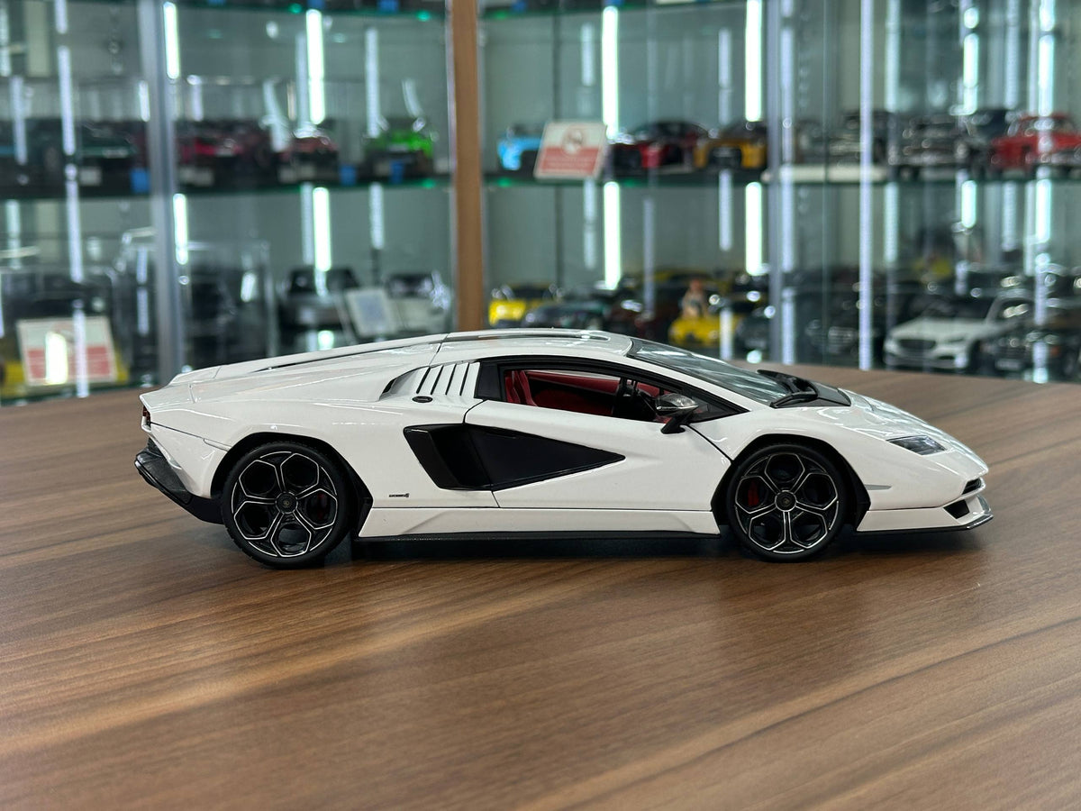 1/18 Diecast Full opening Maisto Lamborghini COUNTACH LPI 800-4 White