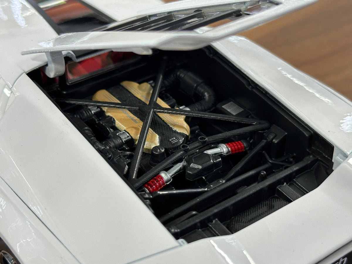 1/18 Diecast Full opening Maisto Lamborghini COUNTACH LPI 800-4 White