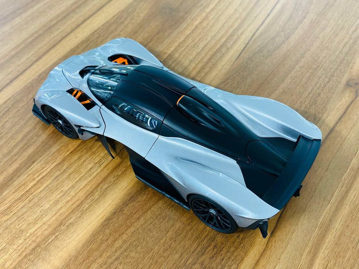 Maisto 1:18 Aston Martin Valchiria Argento - Edizione Speciale 2024 - Foto 2