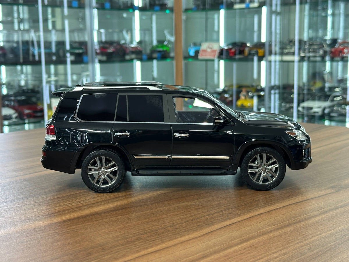 1:18 Resin V8 Model Lexus LX 570 - Black