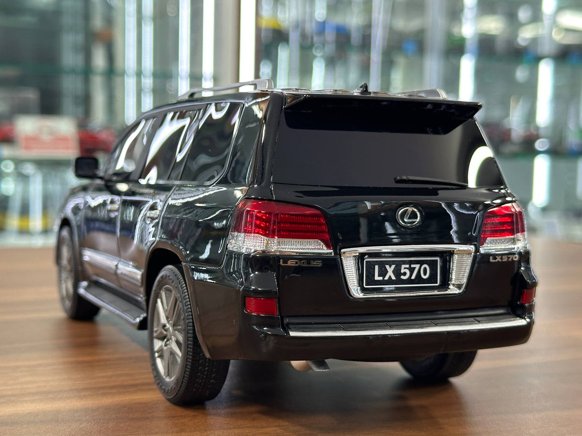 1:18 Resin V8 Model Lexus LX 570 - Black