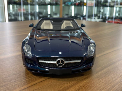 Mercedes-Benz SLS AMG Roadster (2011) 1:18 Diecast Model – Blue – Minichamps