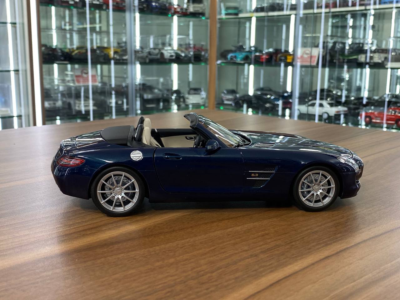 Mercedes-Benz SLS AMG Roadster (2011) 1:18 Diecast Model – Blue – Minichamps