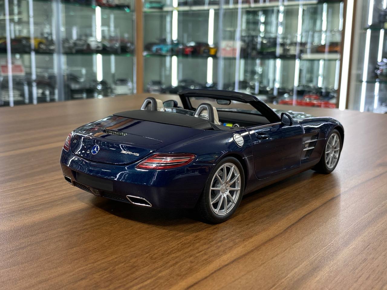 Mercedes-Benz SLS AMG Roadster (2011) 1:18 Diecast Model – Blue – Minichamps