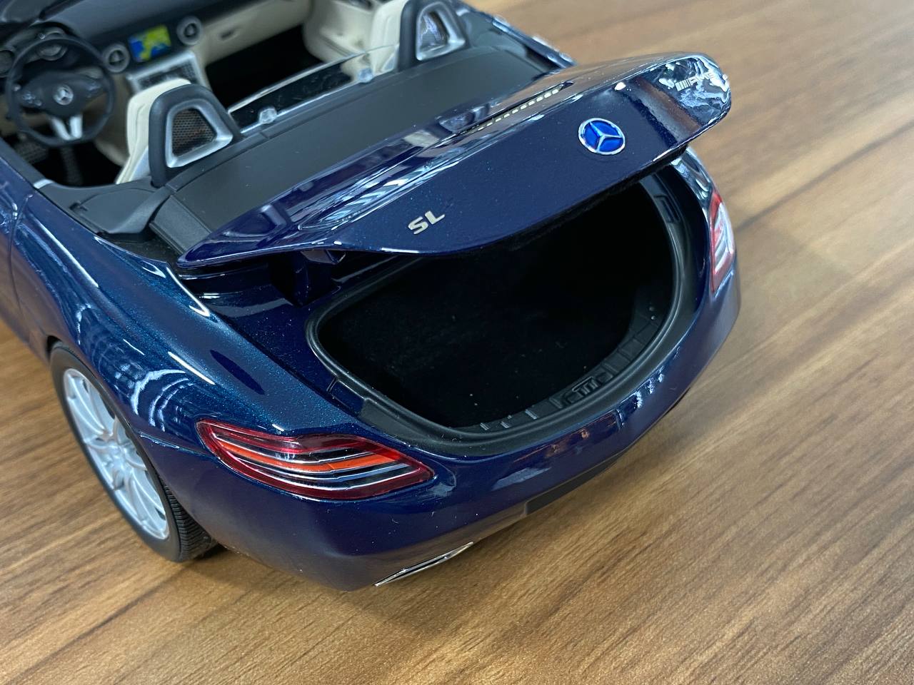 Mercedes-Benz SLS AMG Roadster (2011) 1:18 Diecast Model – Blue – Minichamps