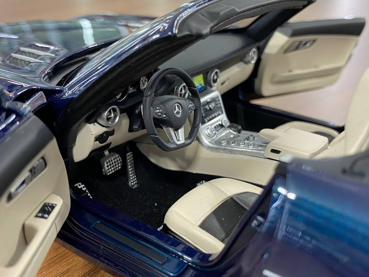 Mercedes-Benz SLS AMG Roadster (2011) 1:18 Diecast Model – Blue – Minichamps