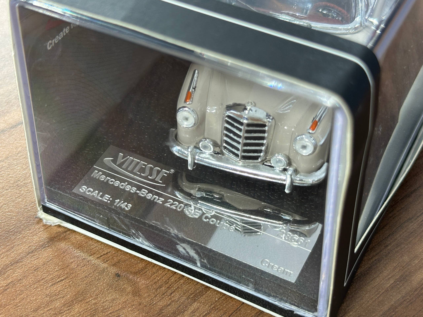 Mercedes-Benz 220 SE Coupé – 1/43 Diecast Model (Vitesse)