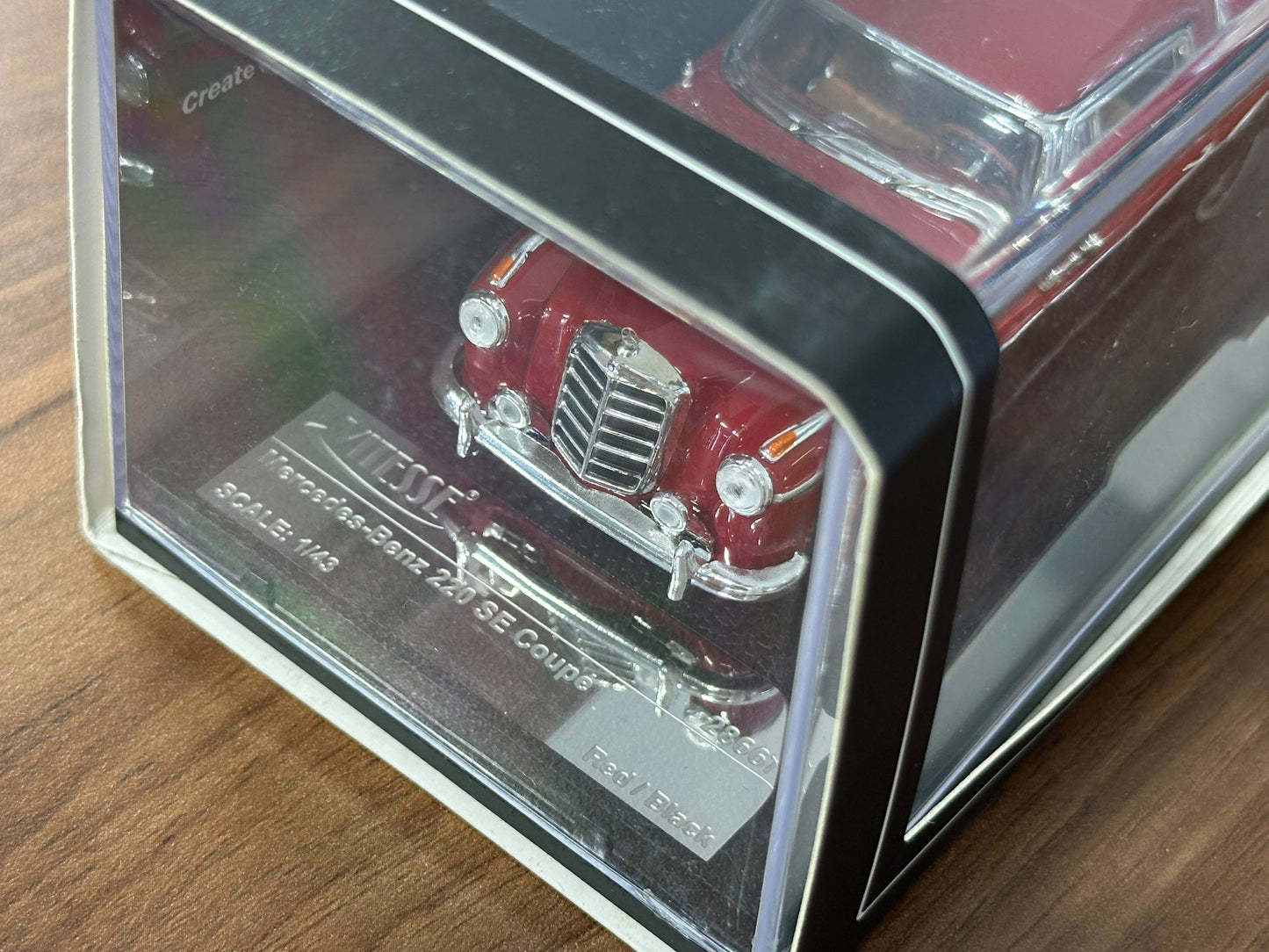 Mercedes-Benz 220 SE Coupé Red Black  – 1/43 Diecast Model (Vitesse)