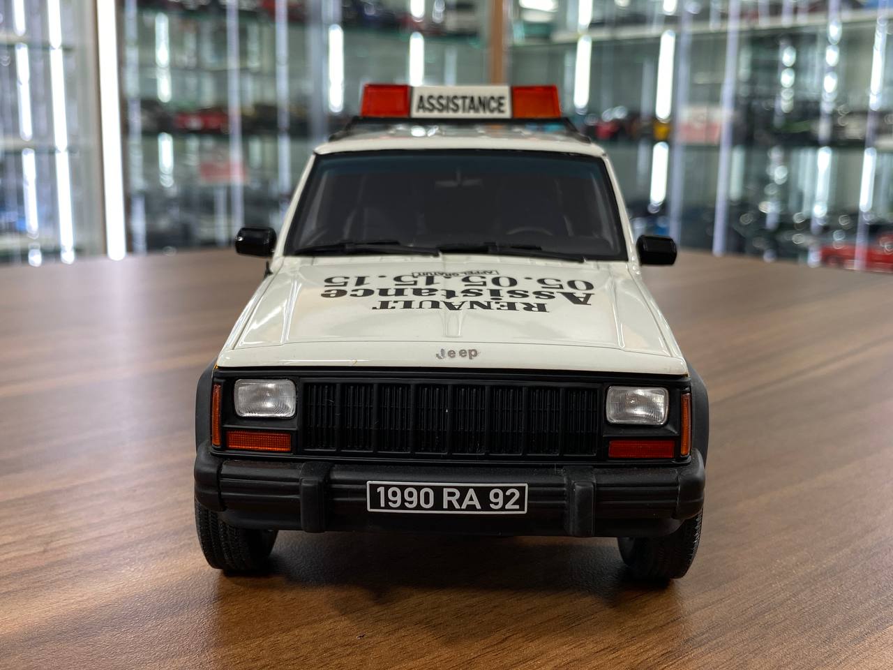 1/18 Resin Jeep Cherokee Renault Assistance 1989 - White/ Yellow by OttOMobile - Limited 2000 pcs