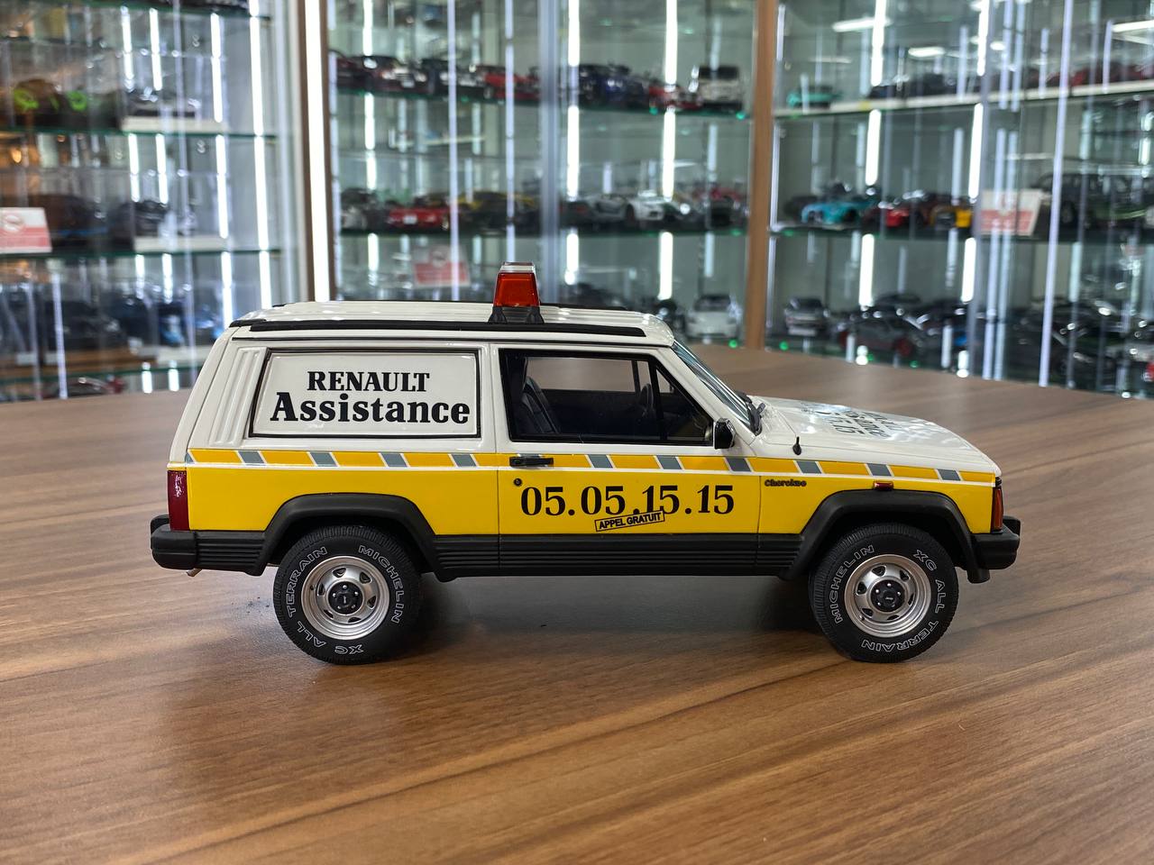 1/18 Resin Jeep Cherokee Renault Assistance 1989 - White/ Yellow by OttOMobile - Limited 2000 pcs