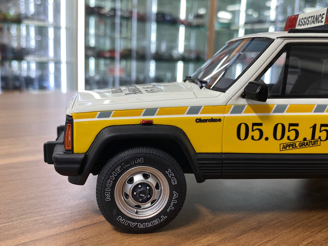 1/18 Resin Jeep Cherokee Renault Assistance 1989 - White/ Yellow by OttOMobile - Limited 2000 pcs