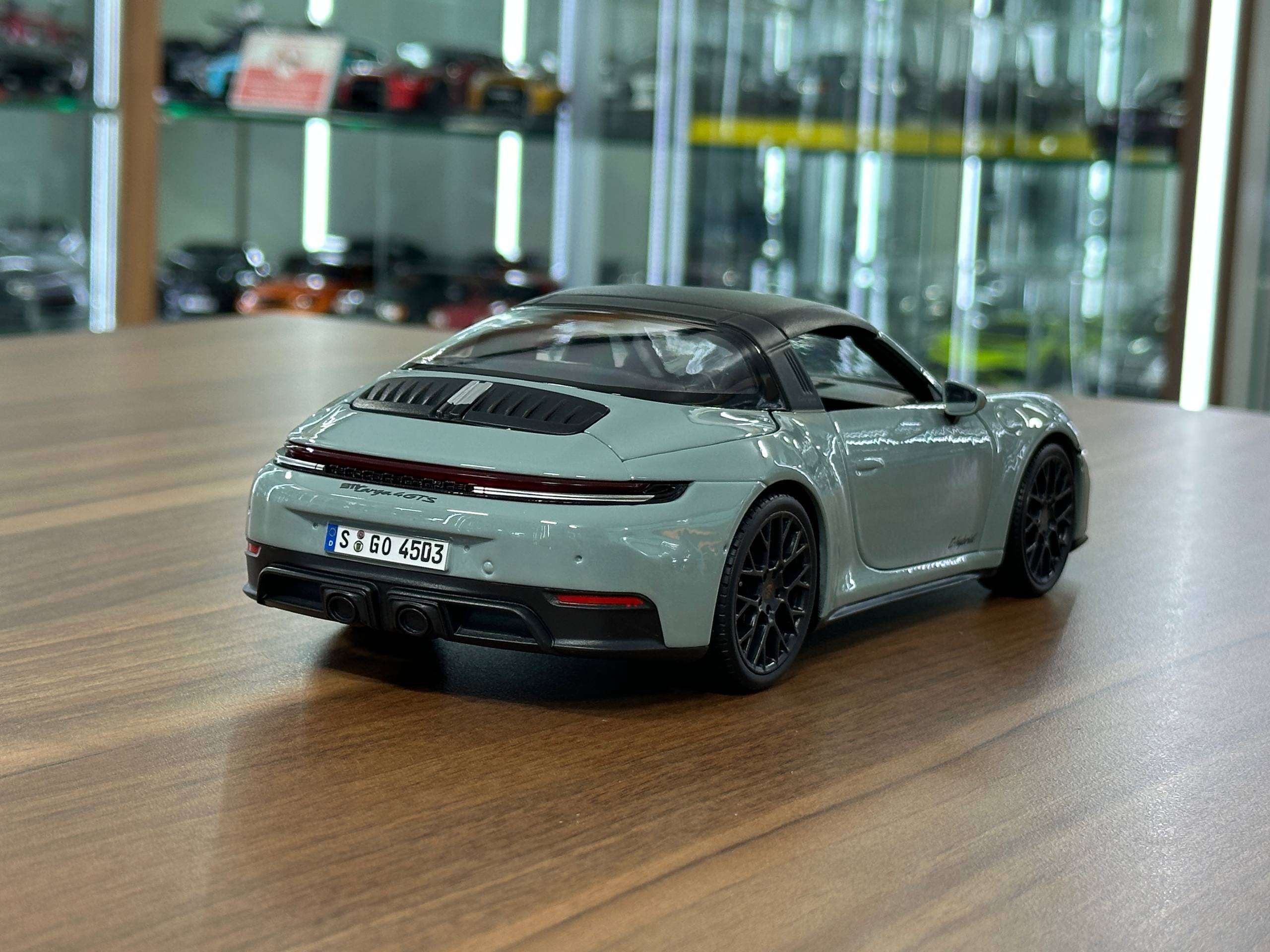 新品 Maisto 1/18 Porsche 911 Targa 4 GTS Porsche 911 Targa 4 GTS Модель 1:18 Серый - 5sector