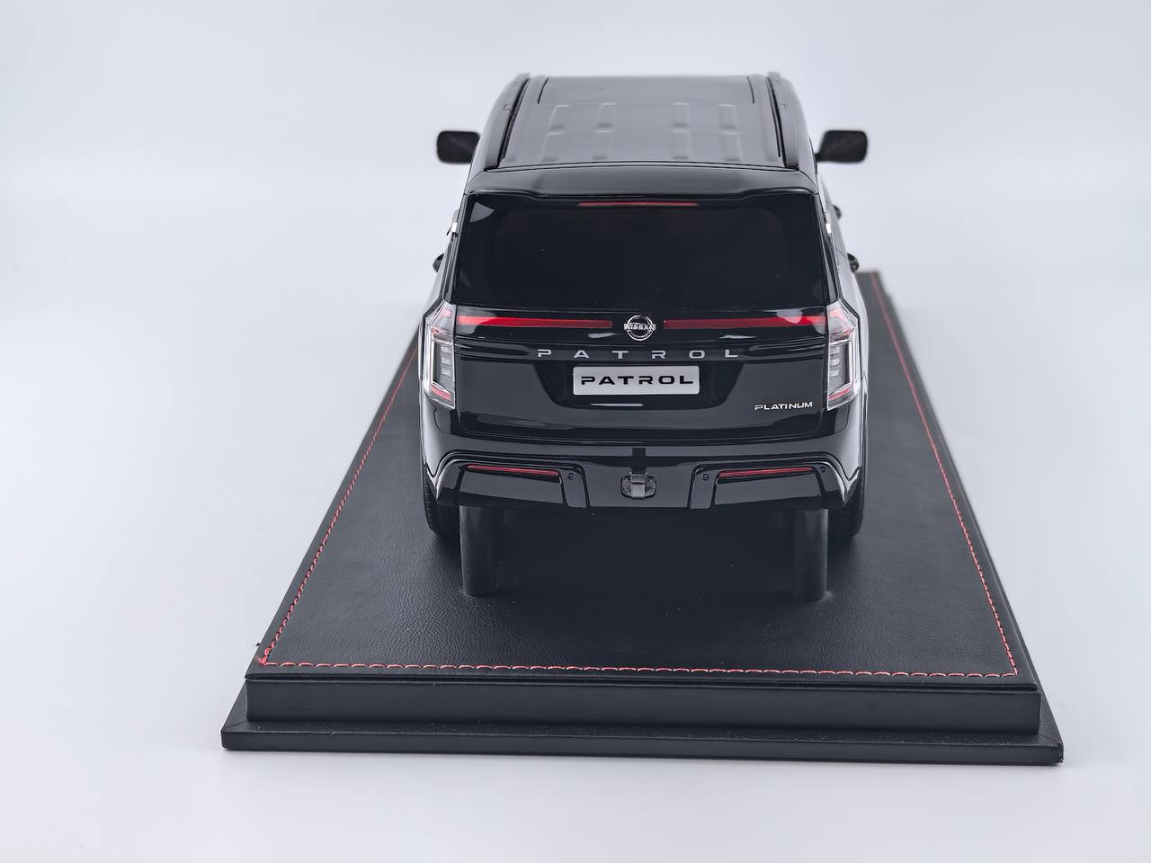 ★[Pre-Order | Delivery Sep 2025] 1/18 Diamand Nissan Patrol Y63 Platinum – Black – Limited Edition (75 pcs)