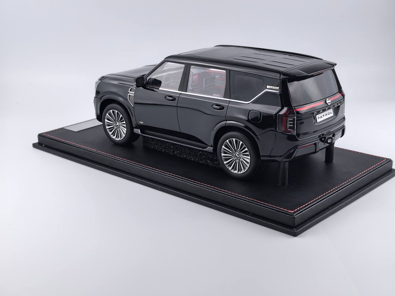 ★[Pre-Order | Delivery Sep 2025] 1/18 Diamand Nissan Patrol Y63 Platinum – Black – Limited Edition (75 pcs)