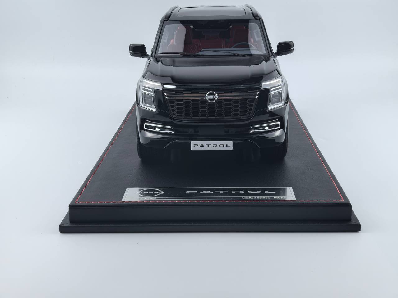 ★[Pre-Order | Delivery Sep 2025] 1/18 Diamand Nissan Patrol Y63 Platinum – Black – Limited Edition (75 pcs)