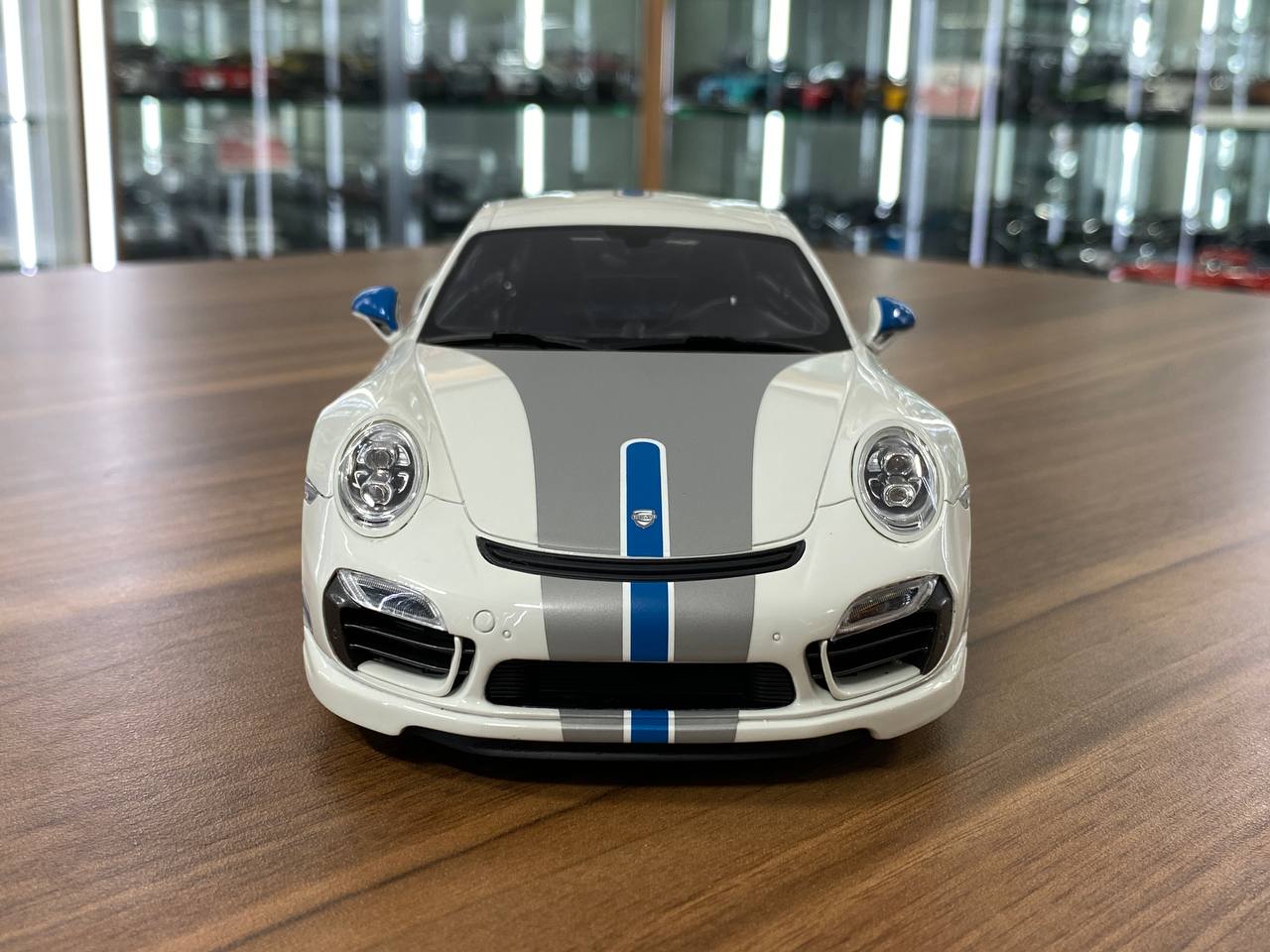 1/18 Resin GTSpirit Porsche 911 Turbo S Modified By TechArt in White / blue stripe Limited 1250 pcs0 pcs