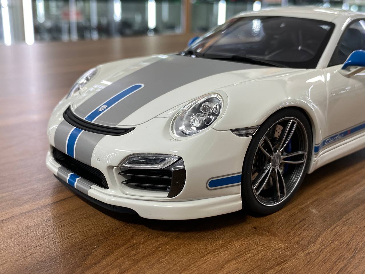 1/18 Resin GTSpirit Porsche 911 Turbo S Modified By TechArt in White / blue stripe Limited 1250 pcs0 pcs