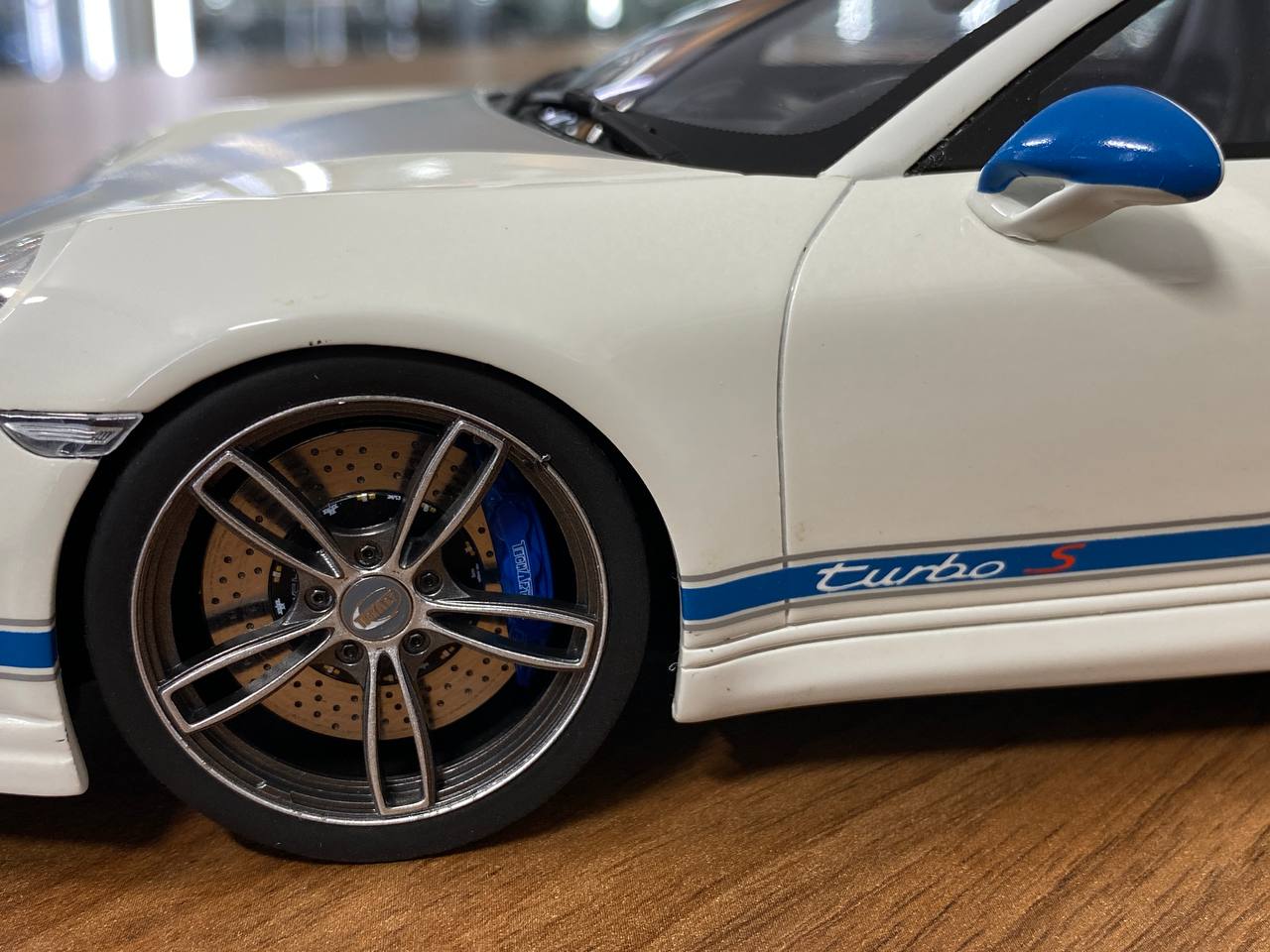 1/18 Resin GTSpirit Porsche 911 Turbo S Modified By TechArt in White / blue stripe Limited 1250 pcs0 pcs