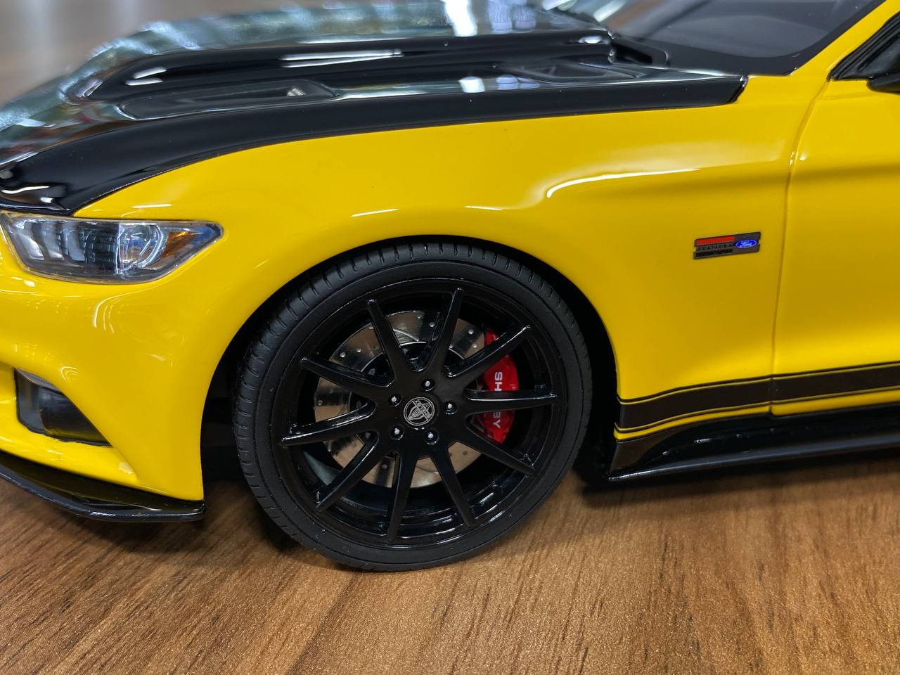 1/18 Resin GT Spirit FORD Mustang Shelby GT 2015 Yellow / Black stripes Limited 1050 pcs