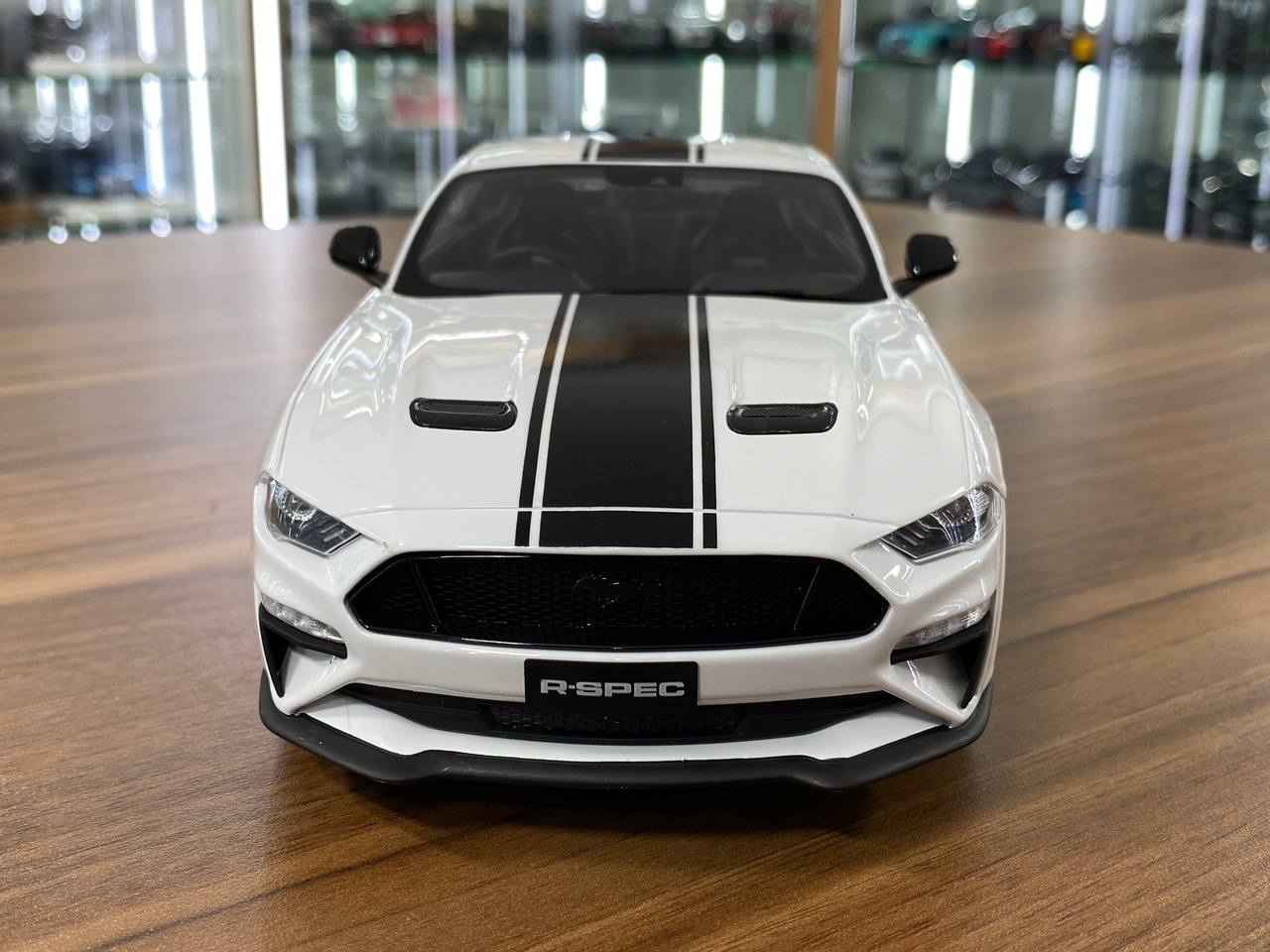 1/18 resin GT Spirit FORD Mustang R-Spec 2021 white/ black stripes Limited 111