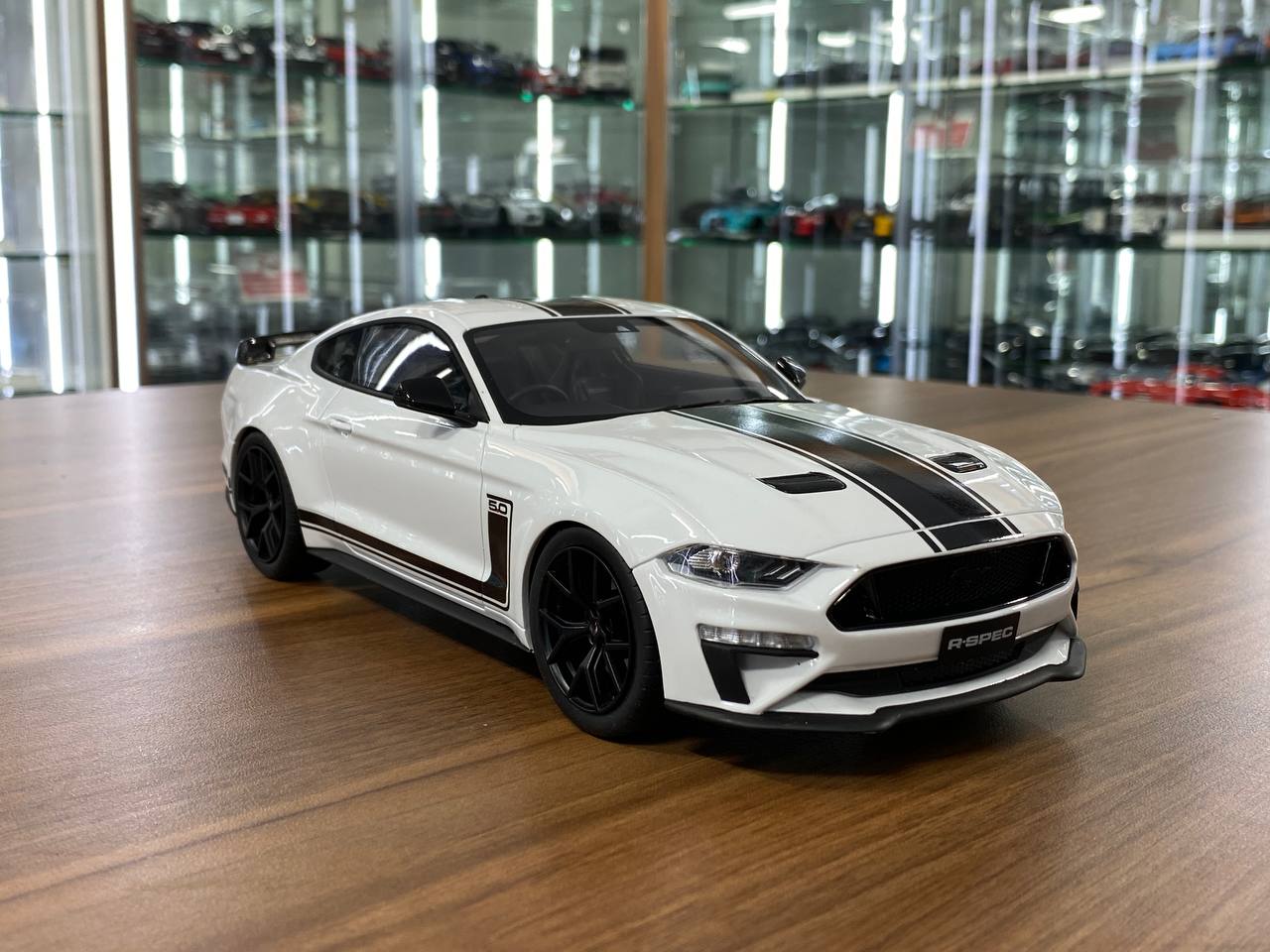1/18 resin GT Spirit FORD Mustang R-Spec 2021 white/ black stripes Limited 111