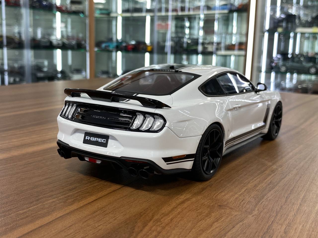 1/18 resin GT Spirit FORD Mustang R-Spec 2021 white/ black stripes Limited 111