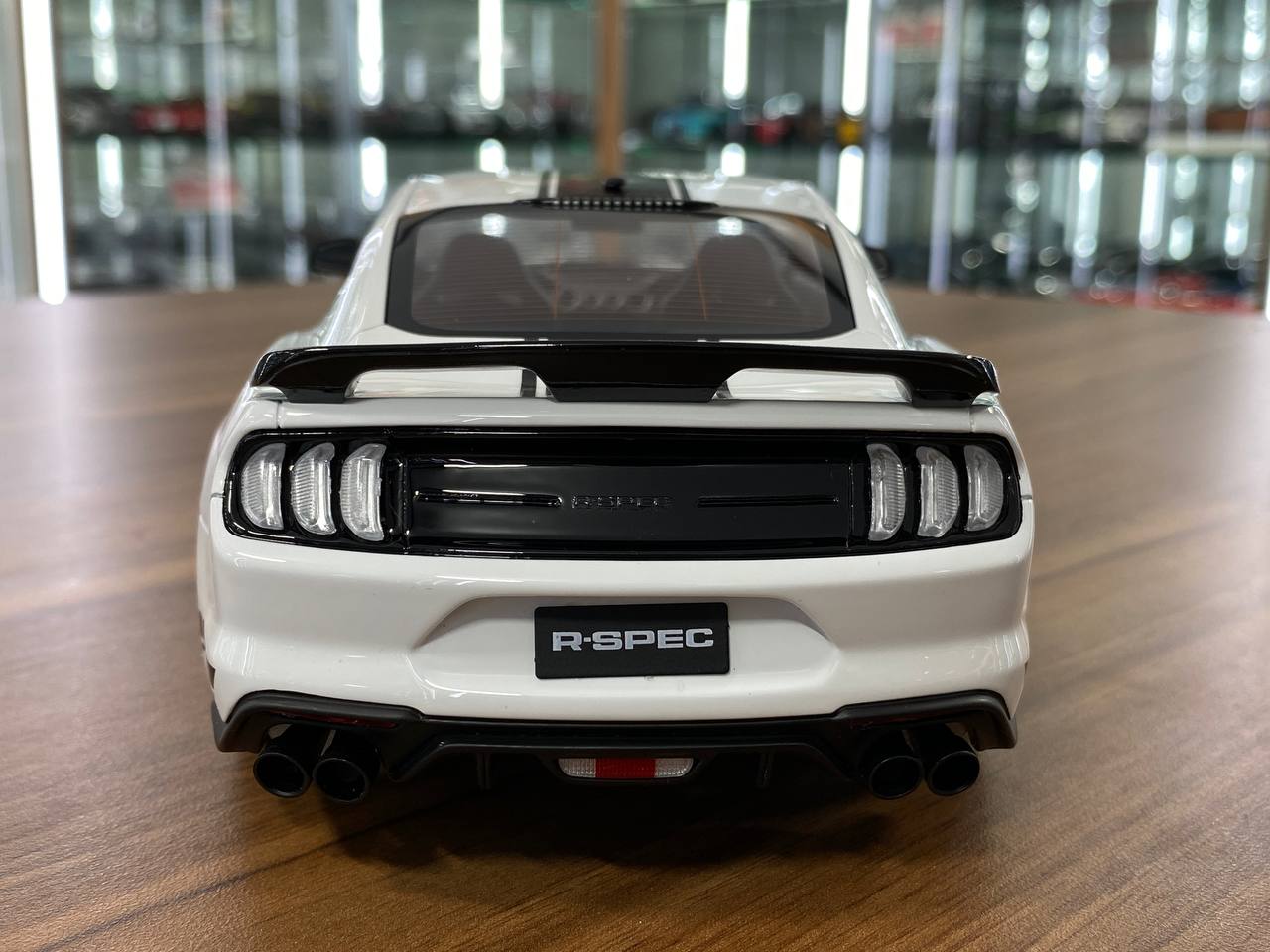 1/18 resin GT Spirit FORD Mustang R-Spec 2021 white/ black stripes Limited 111