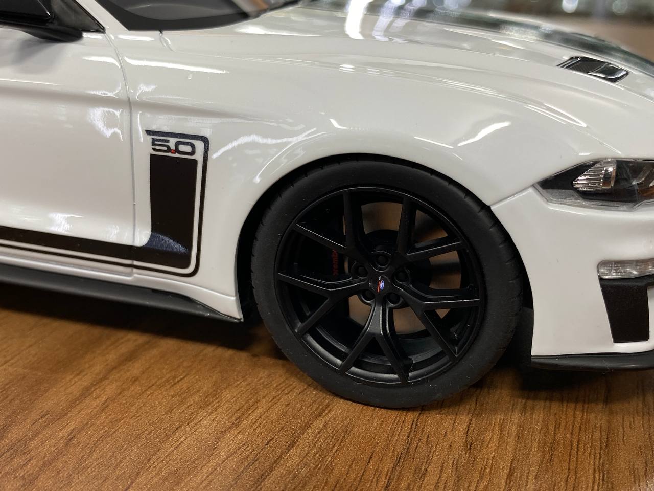 1/18 resin GT Spirit FORD Mustang R-Spec 2021 white/ black stripes Limited 111