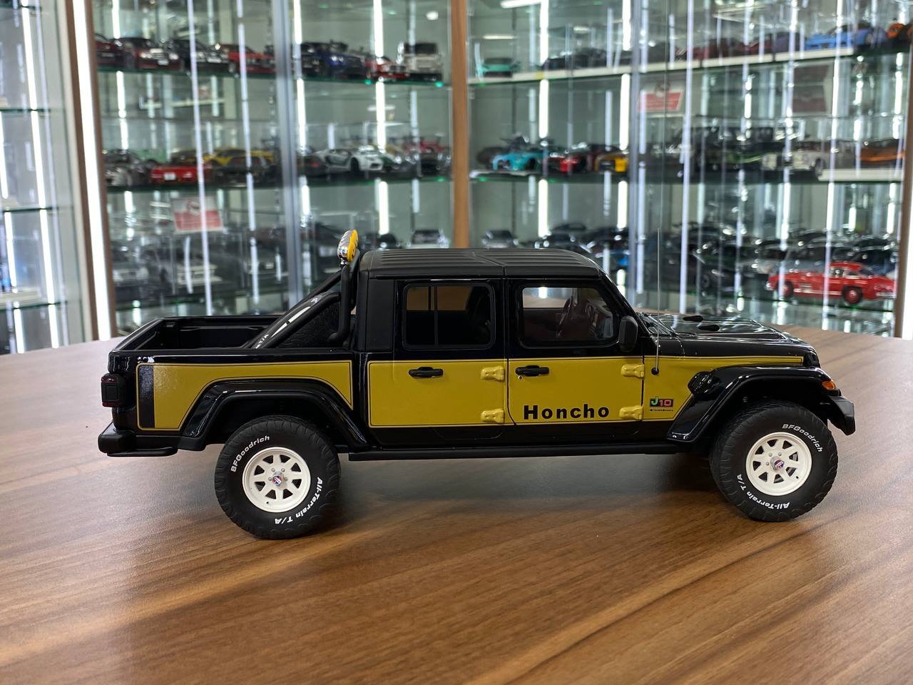 1/18 Resin GT Spirit JEEP Gladiator Honcho 2021 Black yellow Limited 500