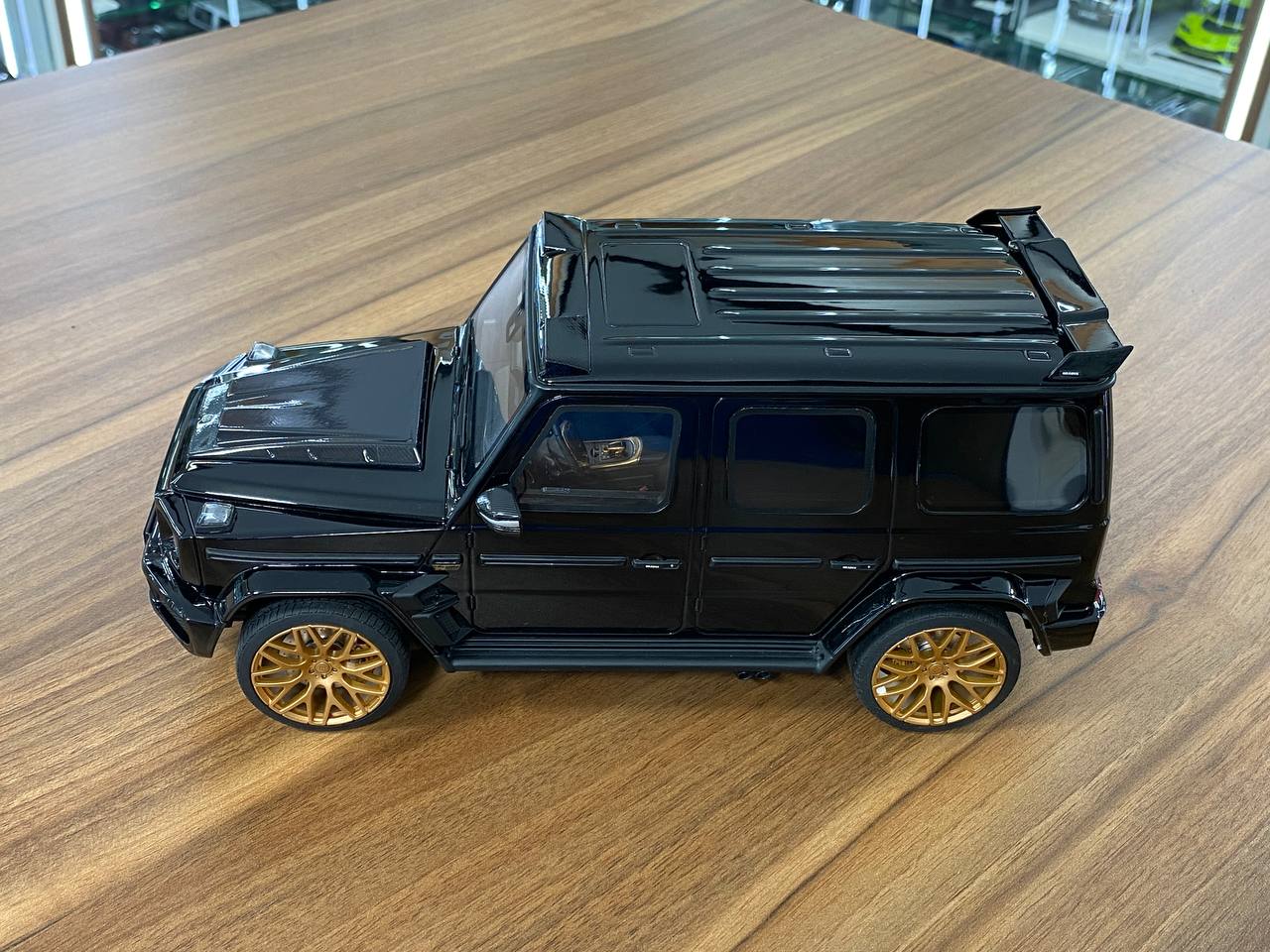 1/18 Resin model GT Spirit Mercedes Benz G 63 BRABUS 800 Widestar black / gold rim