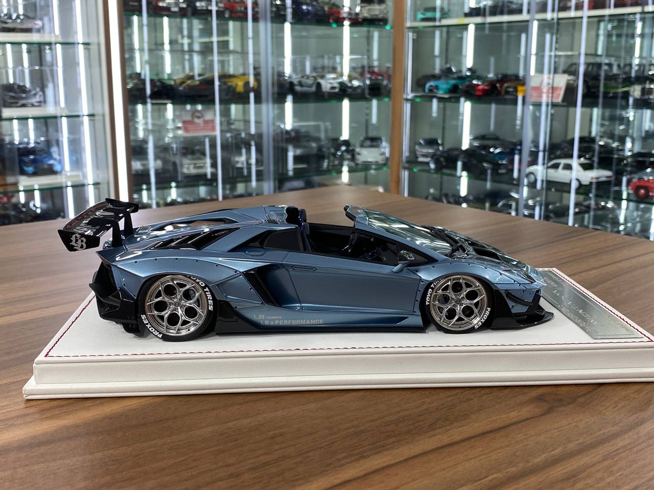 1/18 Resin model Davis & Giovanni Lamborghini AVENTADOR LP 720-4 2.0 Roadster LB Performance Azul Plateado, carbon bonnet Limited 8 pcs