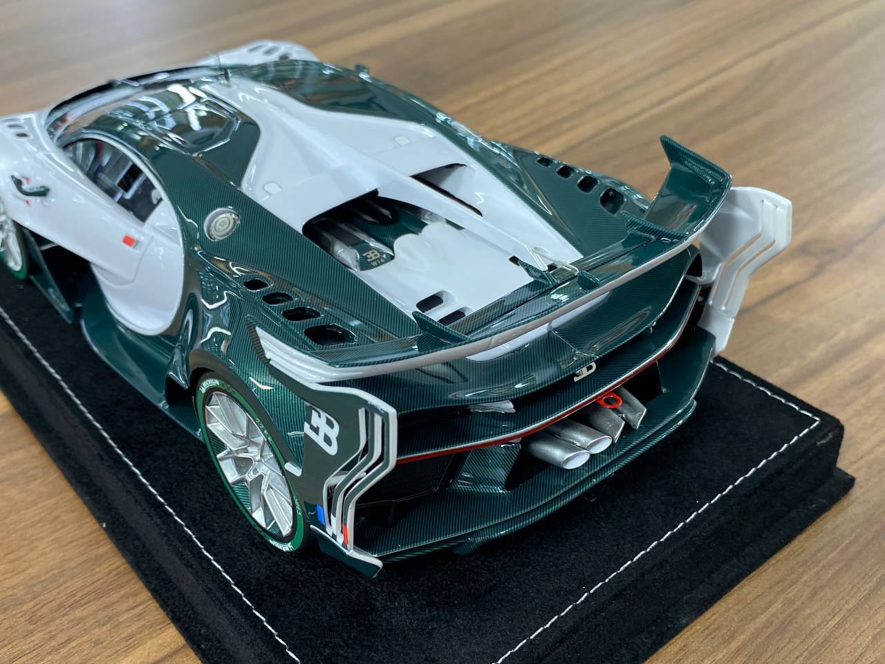 1/18 resin HH Models Bugatti Vision GT Pearl White /  Green carbon Limited 30 pcs